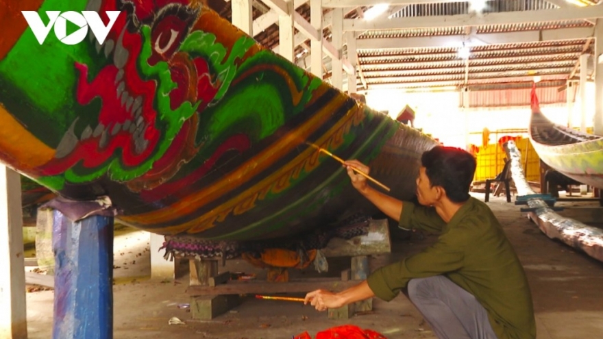Giữ hồn nghệ thuật Khmer bằng nét hoa văn trên ghe ngo
