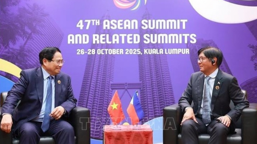 Prime Minister meets Philippine President, Thai PM