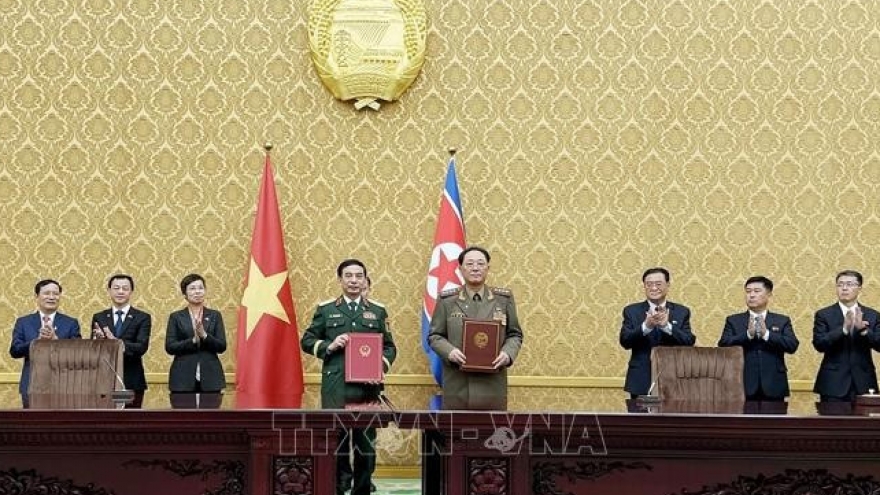 Vietnam, DPRK sign bilateral cooperation documents