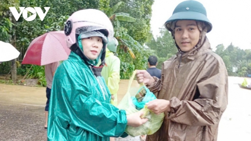 Phụ nữ Đà Nẵng gói bánh chưng, hỗ trợ nhu yếu phẩm giúp người dân vùng lũ