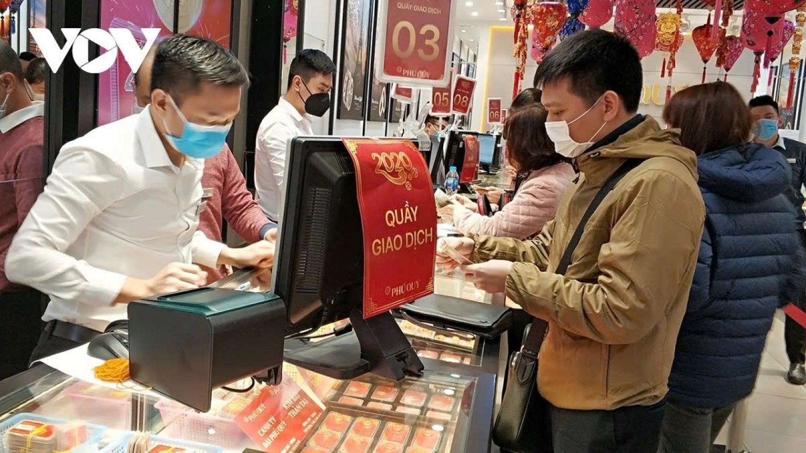 State bank steps in to cool overheated gold market amid record highs