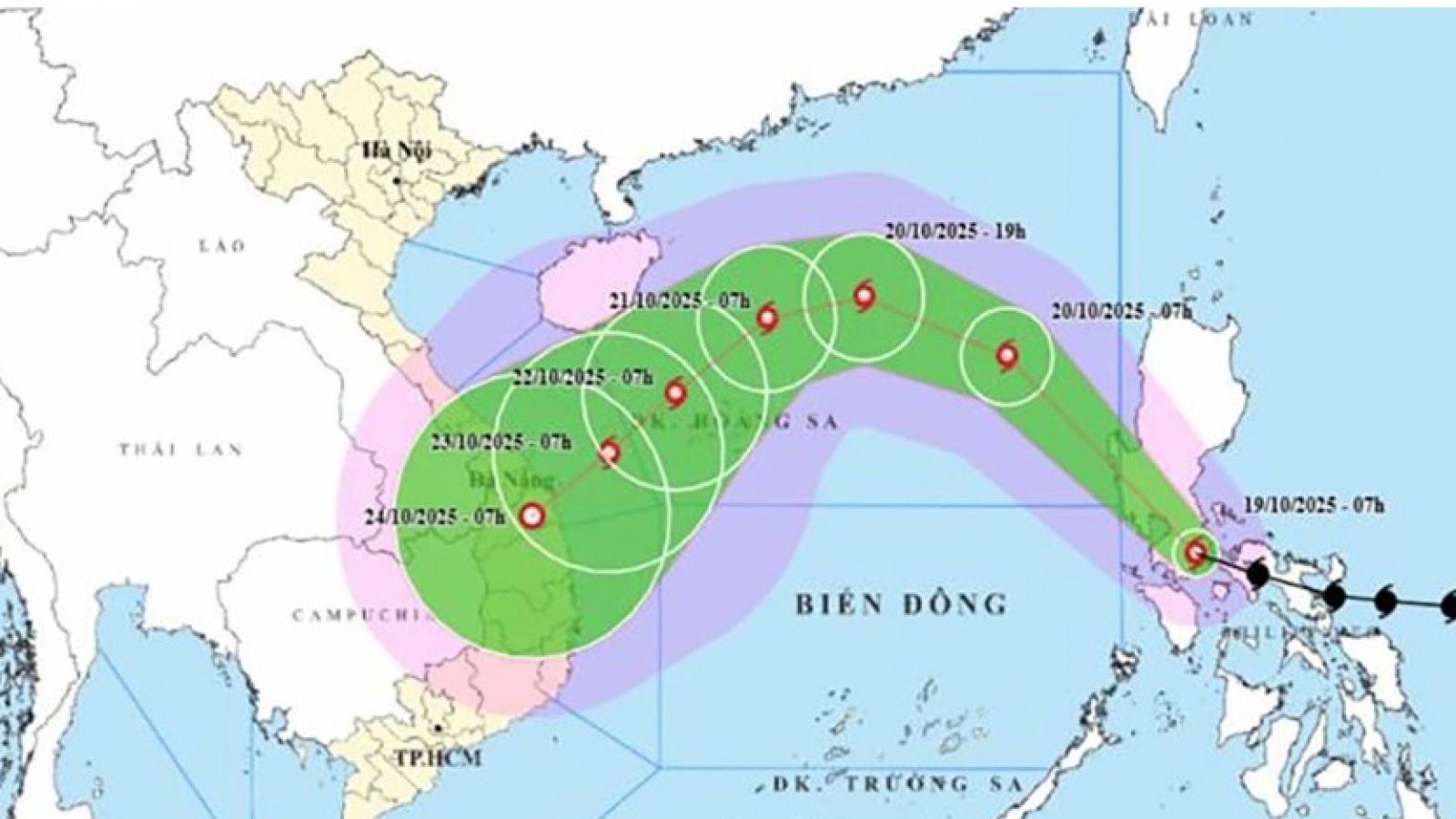 Storm Fengshen nears East Sea as northern Vietnam braces for first cold spell