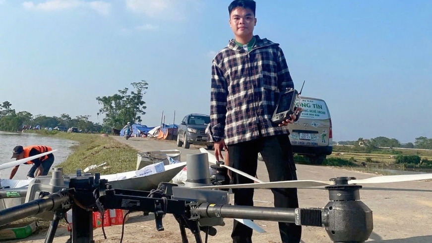 Đang phun thuốc sâu, nghe tin lũ lớn, chàng trai mang UAV hỗ trợ Bắc Ninh