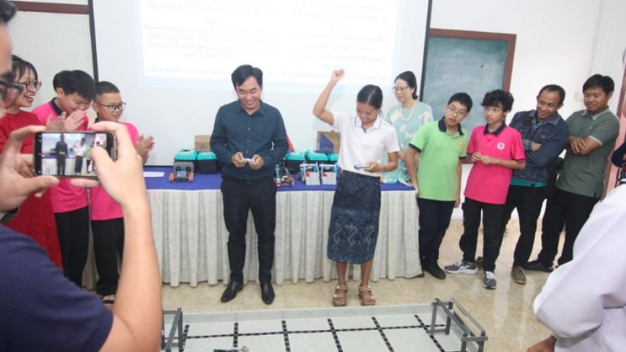 Vietnam, Laos boost cooperation in education quality improvement