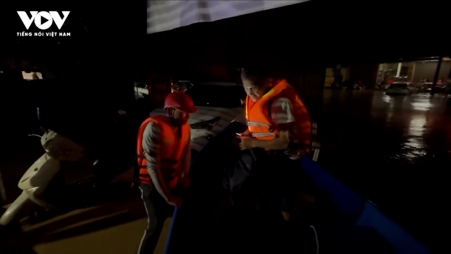 Hai thanh niên bơi trong đêm, tìm lực lượng cứu người mắc kẹt do lũ ở Thái Nguyên