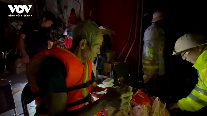 Công an tỉnh Thái Nguyên giải cứu cụ già mắc kẹt trong căn nhà nước ngập đến cổ