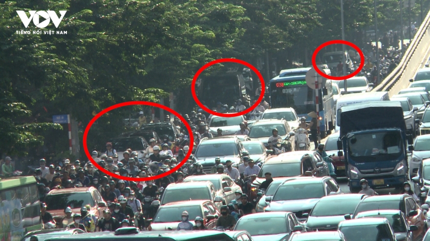 Xe khách phớt lờ biển cấm dừng, cấm đỗ trên phố Đại La - Phố Vọng, Hà Nội