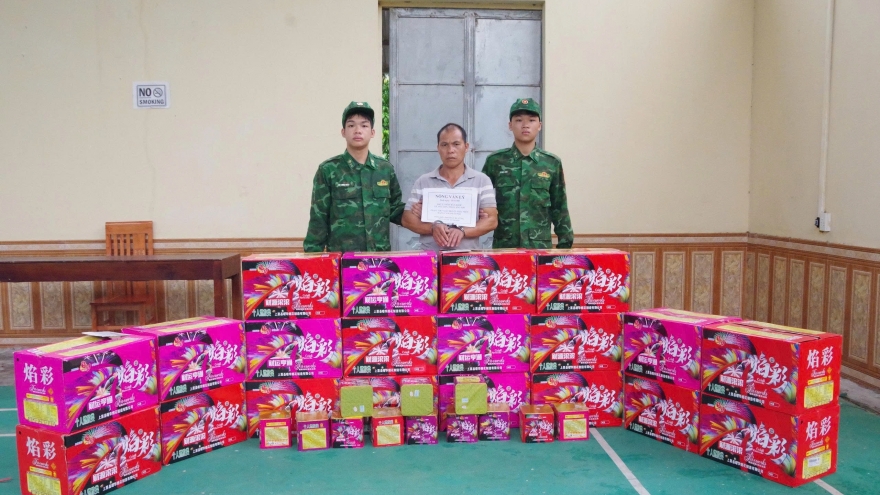 Bắt giữ đối tượng vận chuyển 340kg pháo nổ