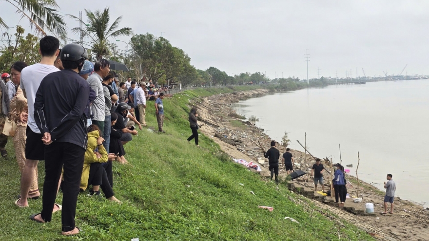 Vụ bố ôm hai con nhảy cầu trong đêm: Tìm thấy thi thể cuối cùng