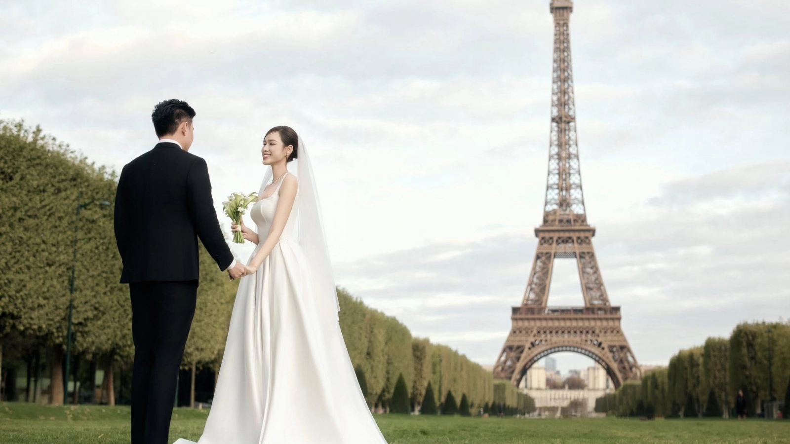 Sao Việt 29/10: Ảnh cưới đẹp như mơ của Đỗ Thị Hà trên đường phố Paris