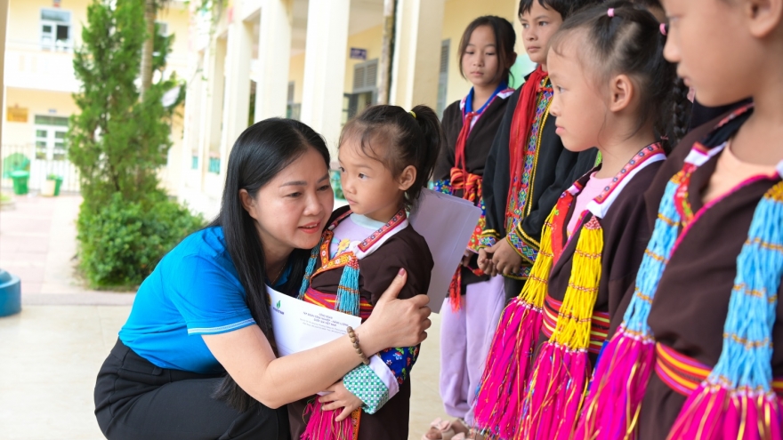 Công đoàn Petrovietnam tiếp bước đến trường cho học sinh vùng cao Điền Xá