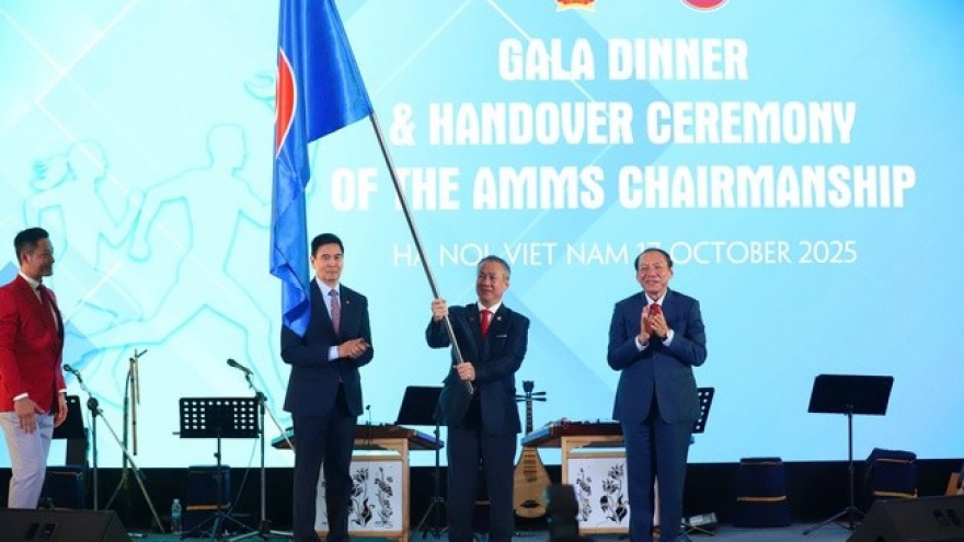 Vietnam hands over chairmanship of ASEAN Ministerial Meeting on Sports to Cambodia