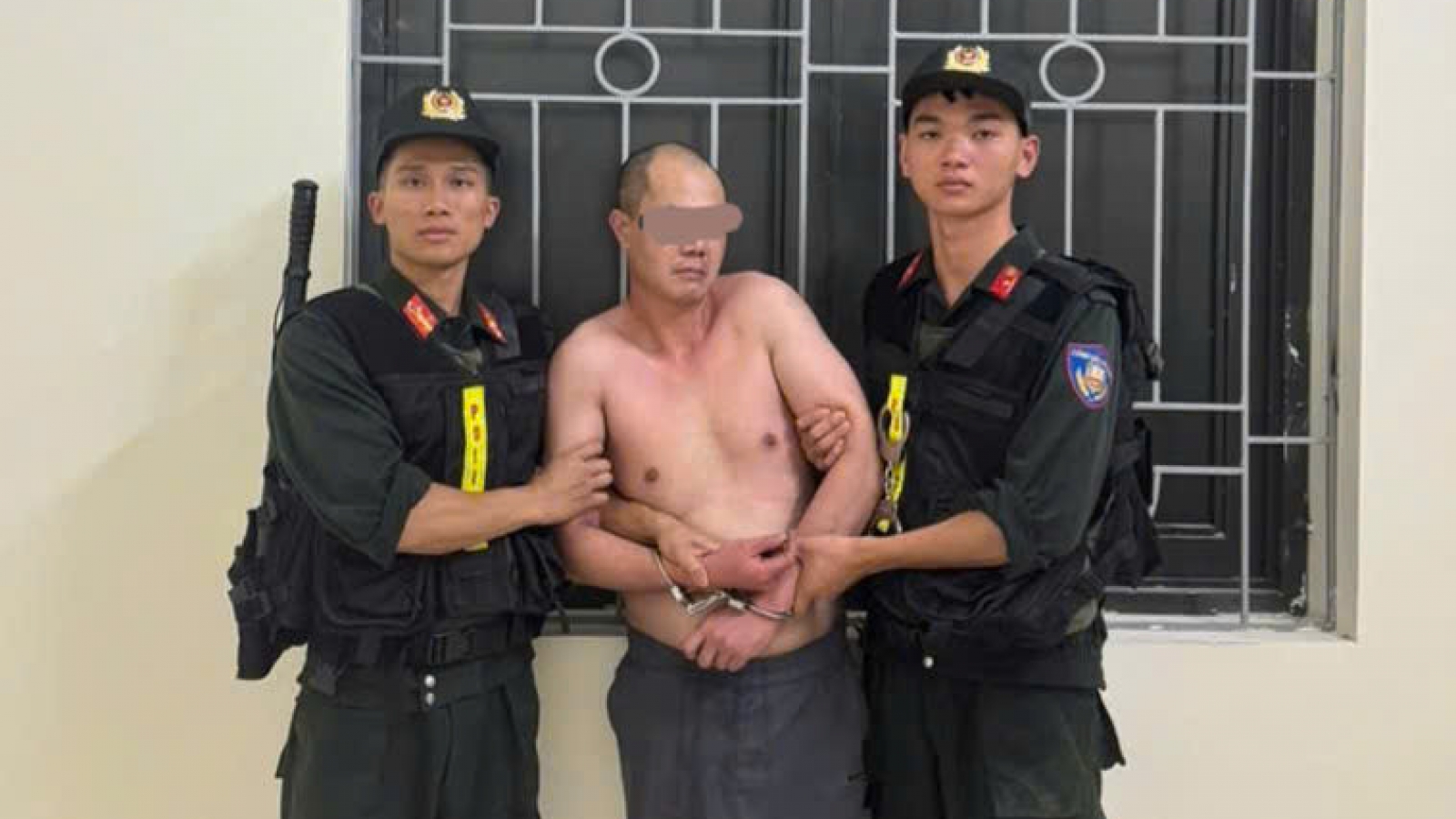 Khống chế đối tượng chửi bới, tấn công lực lượng công an