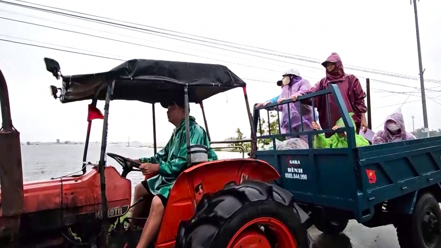 Máy cày giúp dân chạy lũ, đưa sản phụ, người bệnh đi cấp cứu
