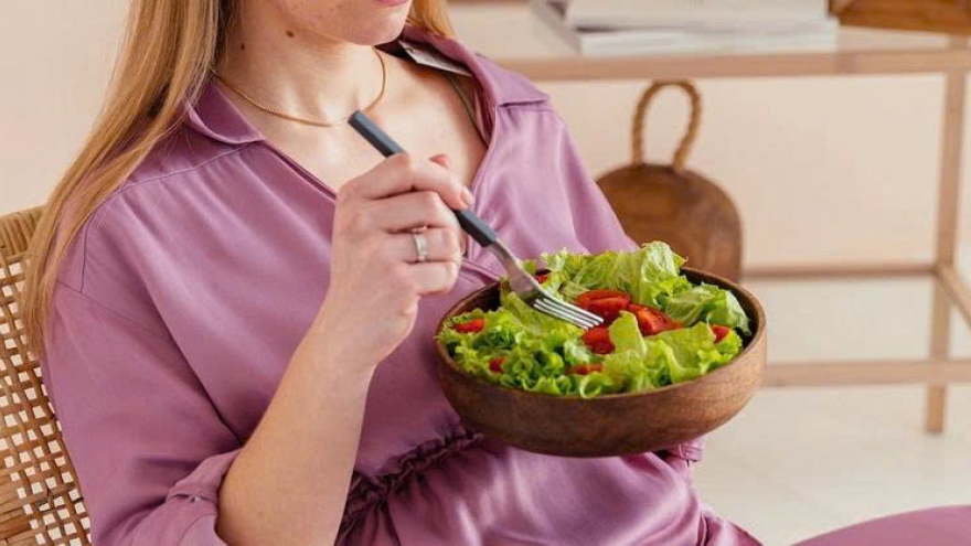 Ăn khuya có khiến bạn tăng cân?