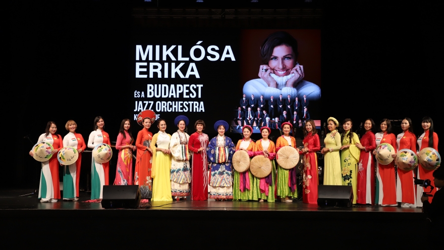 Áo dài Việt Nam tỏa sáng trong buổi hòa nhạc quốc tế tại Budapest