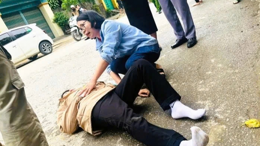 Nữ giám đốc bệnh viện dừng xe cứu người bị nạn trên đường ở Thanh Hóa