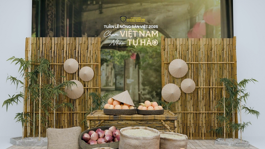 NSND Tự Long livestream bán gạo ST25 tại Tuần lễ Nông sản Việt 2025