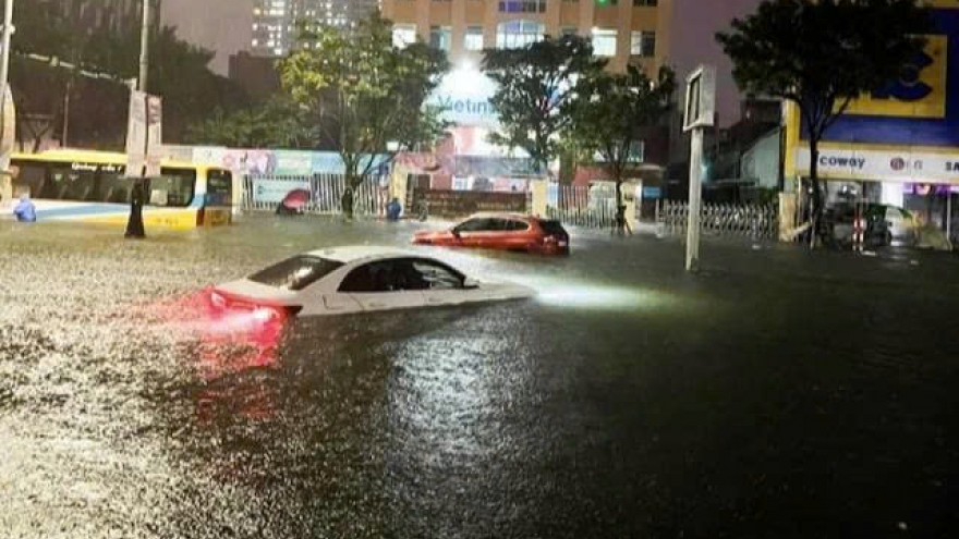 Mưa lớn bao trùm miền Trung, cục bộ xuất hiện mưa trên 700mm