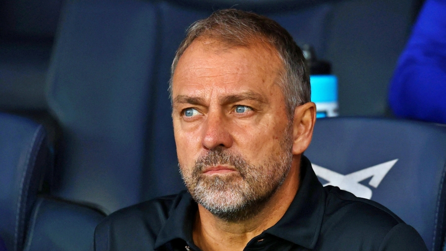 HLV Hansi Flick nhận tin dữ sau trận thua Real Madrid