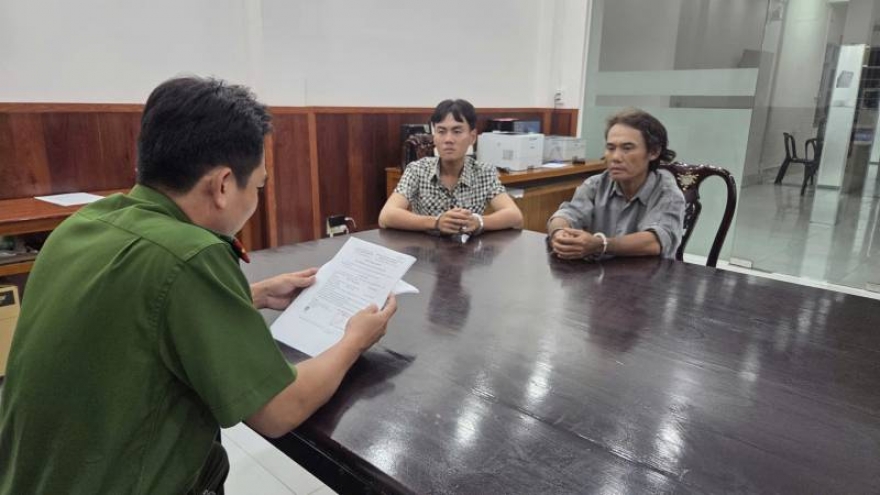 Hai cha con bị bắt cùng có lệnh truy nã