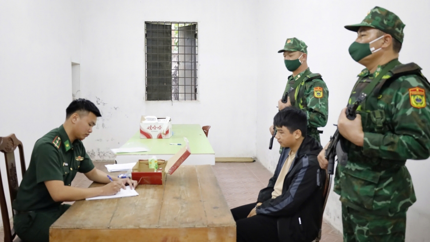 Bắt đối tượng vận chuyển trái phép 8kg bạc qua cửa khẩu Móng Cái