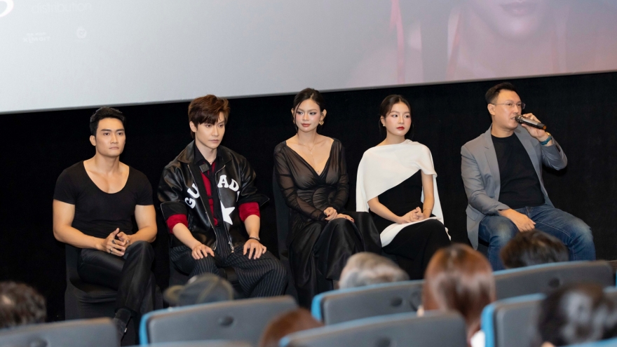 Phim 18+ “Bịt mắt bắt nai” lùi lịch chiếu vì sợ đối đầu “Mưa đỏ”