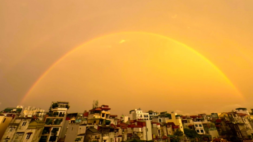 Hà Nội rực sáng buổi sớm, chuyên gia lý giải hiện tượng 2 cầu vồng