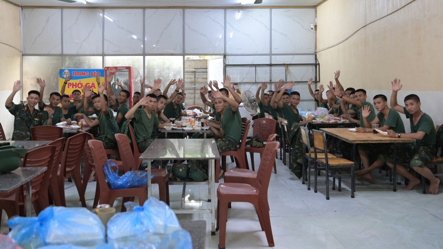 Bữa cơm vội vàng của bộ đội khi giúp dân dọn bùn lũ