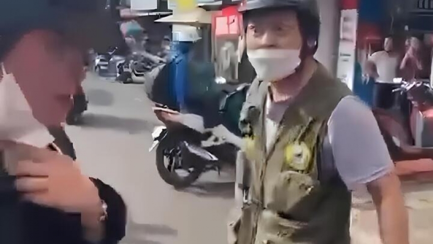 Xác minh người đàn ông bị đánh giữa đường, bị đe dọa “Mày biết tao là ai không?”