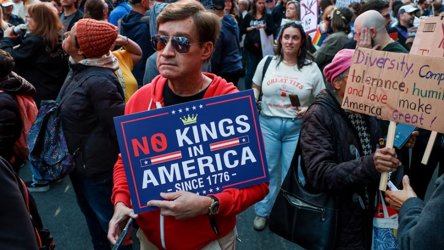 Hàng trăm cuộc biểu tình diễn ra ở Mỹ với khẩu hiệu "No Kings"