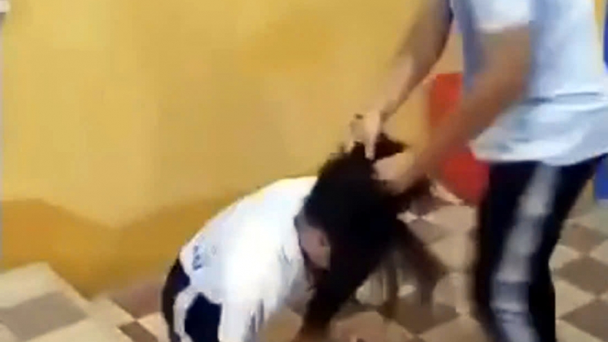 Hai nam sinh đánh nữ sinh ngay trong lớp học ở An Giang