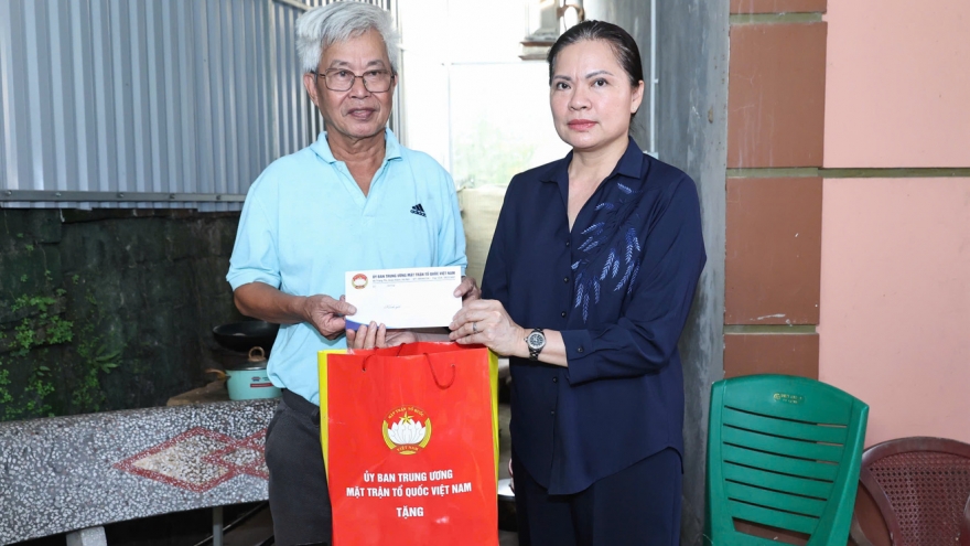 Phó Chủ tịch MTTQ Việt Nam Hà Thị Nga thăm hỏi, tặng quà người dân tỉnh Bắc Ninh