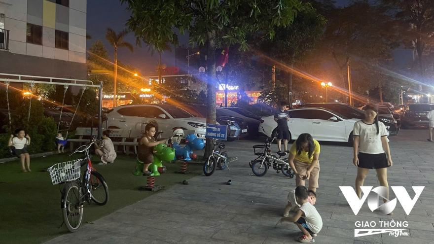 Sân chơi cho trẻ em ở Hà Nội đã thiếu lại bị lấn chiếm