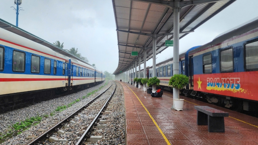 Trung chuyển hành khách bằng ô tô do đường sắt Quảng Trị-Huế bị ách tắc do mưa lũ