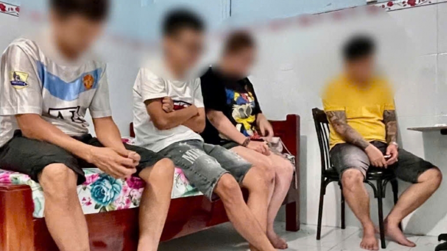 Xử lý 4 đối tượng rủ nhau vào nhà trọ "chơi ma túy"