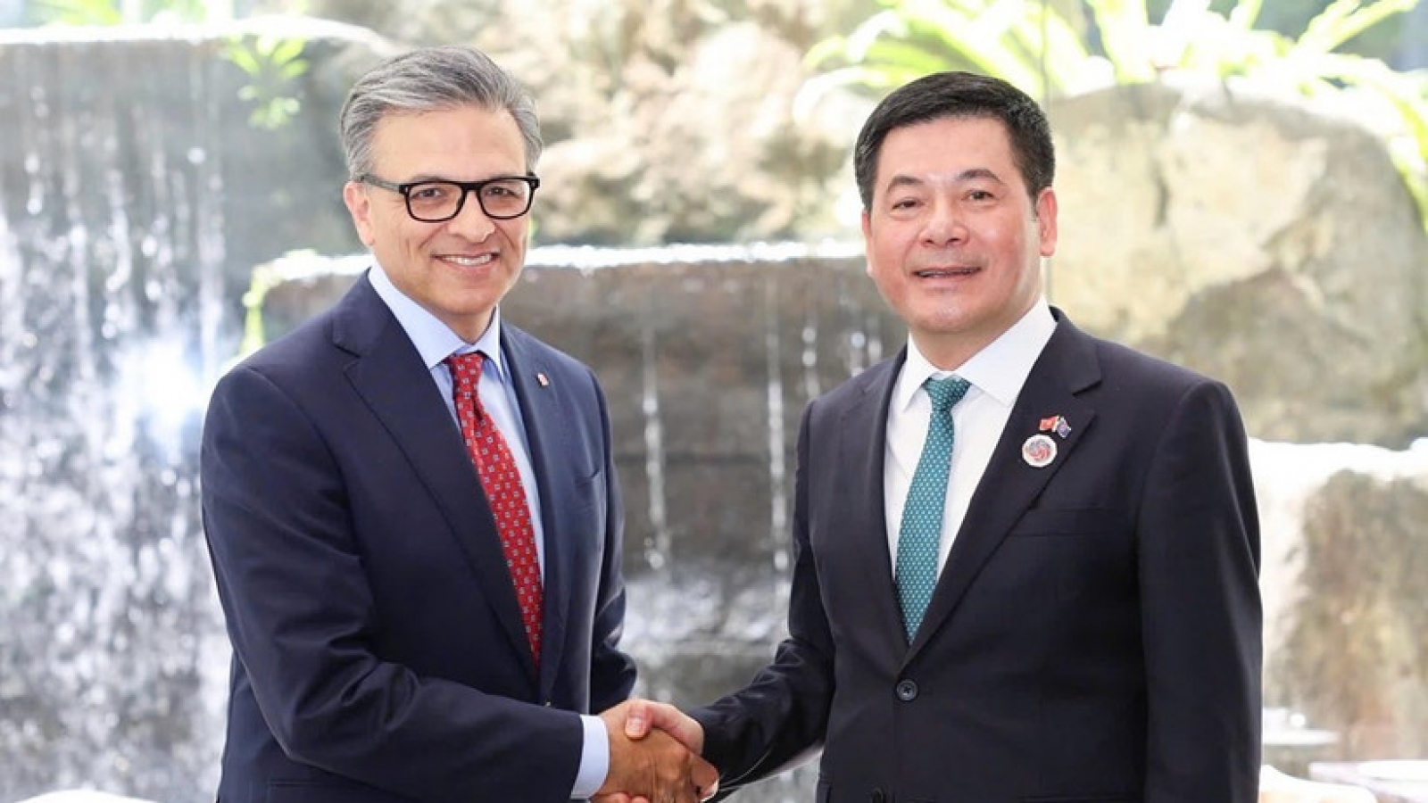 Vietnam seeks stronger economic, trade links with Canada