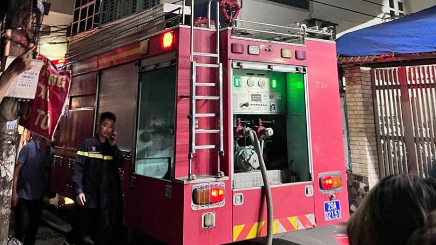 Cháy chung cư mini ở Hà Nội, nhiều người chạy lên tầng thượng thoát thân