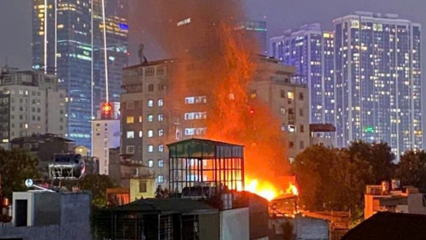 Cháy tầng 4 nhà tập thể ở đường Đê La Thành, Hà Nội