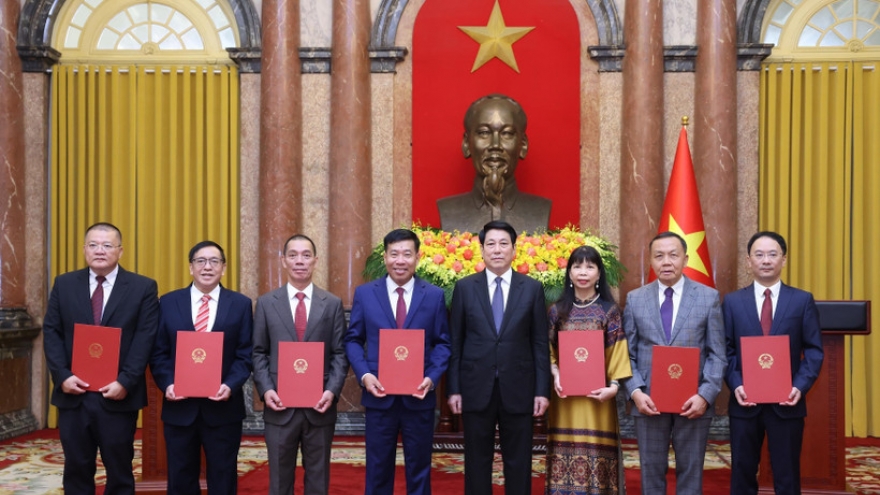 State President presents title of ambassador to diplomats
