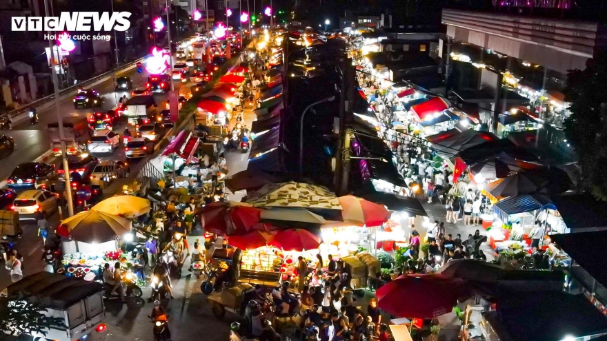 Chợ hoa lớn nhất Hà Nội đông kín khách suốt đêm trước ngày 20/10