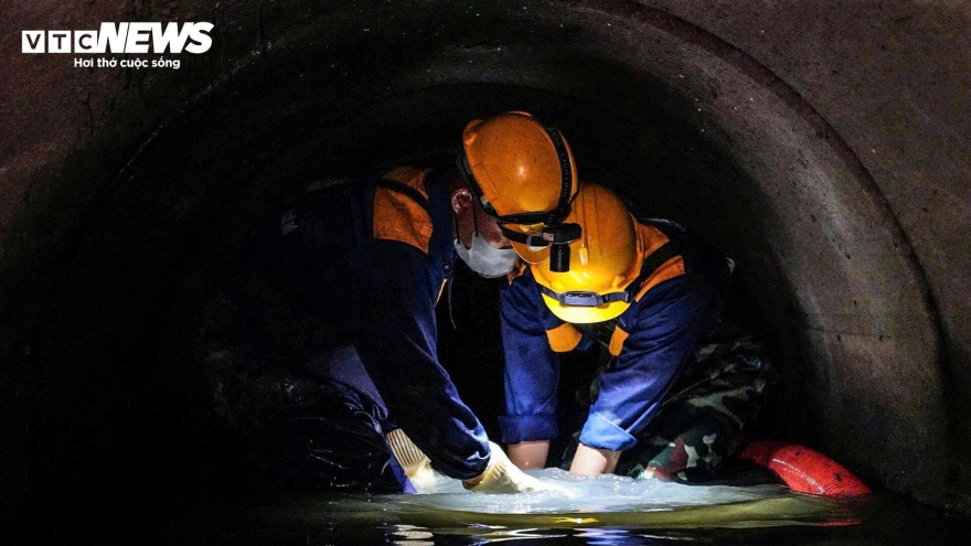 Những người "làm bạn" với chuột gián, lội bùn độc khơi thông cống ngầm Hà Nội