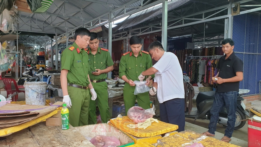 Điều tra, xử lý việc lợn nhiễm bệnh được bày bán tại chợ
