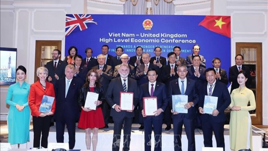 Party chief witnesses exchange of Vietnam–UK cooperation agreements