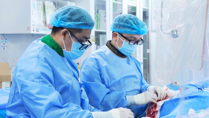 Lên cơn đau tim đột ngột, người đàn ông 2 lần té ngã giữa ruộng nguy kịch