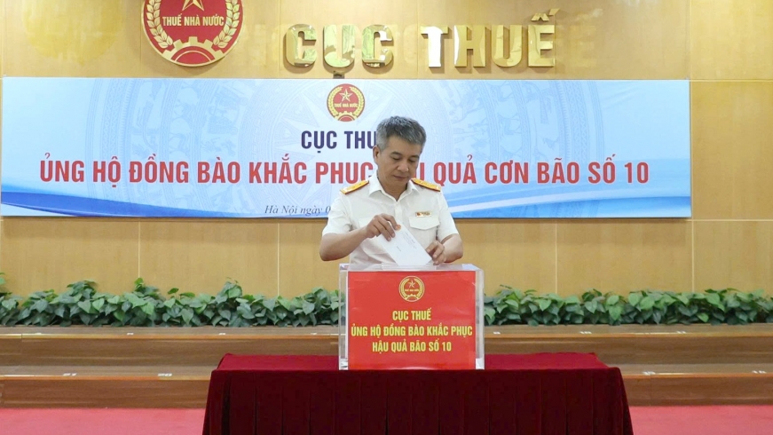 Cán bộ, công chức Cục Thuế chung tay ủng hộ đồng bào vùng bão lũ