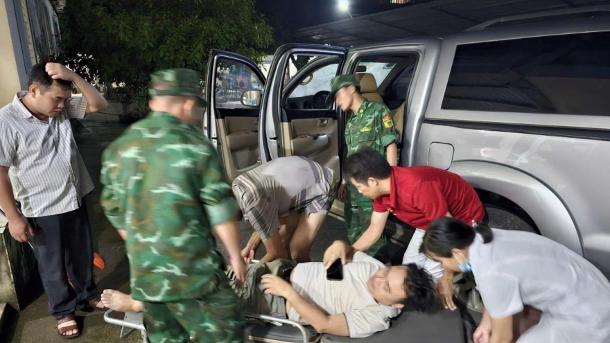 Kịp thời cứu người dân bị nước lũ cuốn trôi