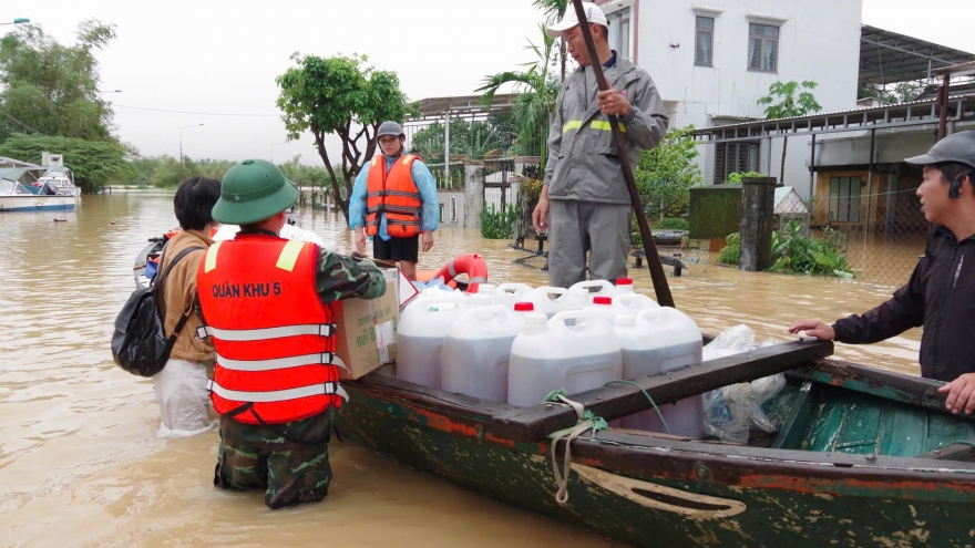 Hơn 12.000 cán bộ, chiến sĩ, dân quân Đà Nẵng hỗ trợ người dân vùng lũ