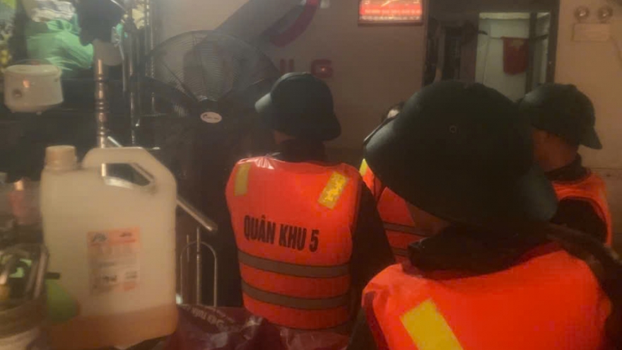 Bộ đội cõng người dân gặp nạn vượt lũ đi cấp cứu