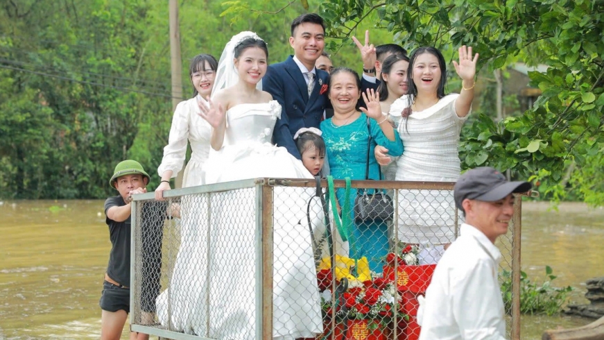 Cô dâu chú rể “vượt lũ” trên "xe bò" trong ngày cưới ở Nghệ An